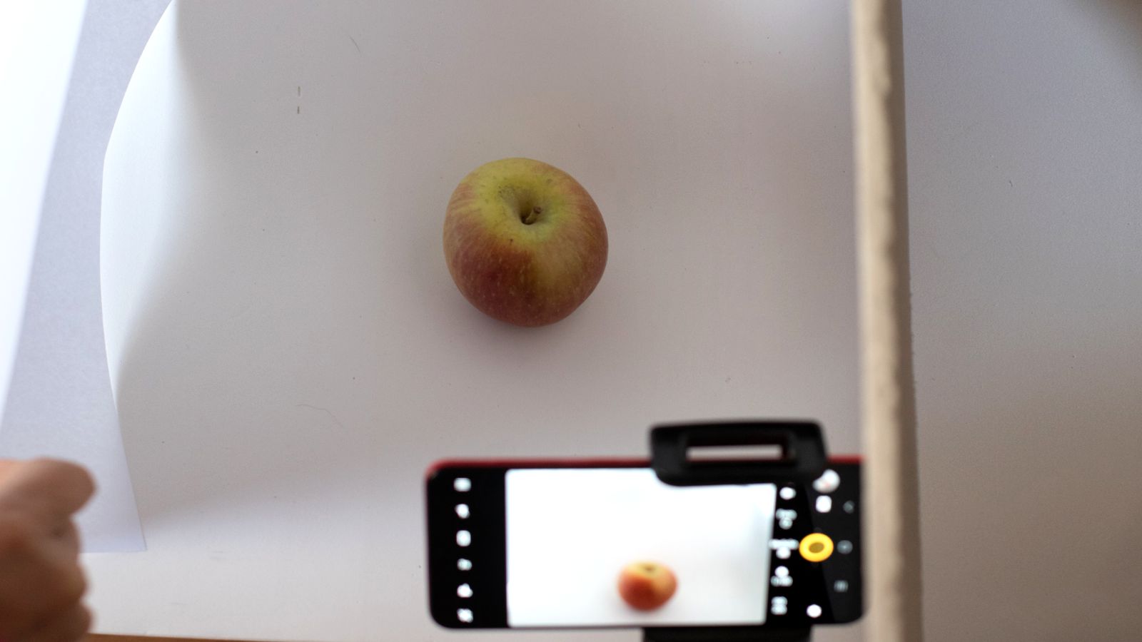 Tirando foto de uma maçã